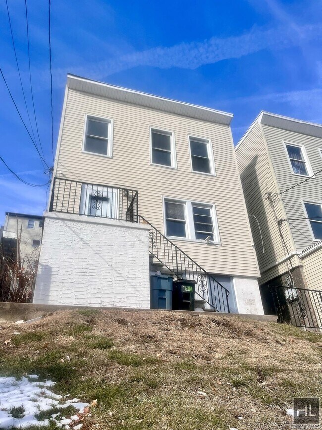 Building Photo - 207 Woodland Ave