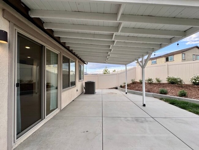 Building Photo - Spacious 4 Bedroom Home for Lease in Winch...