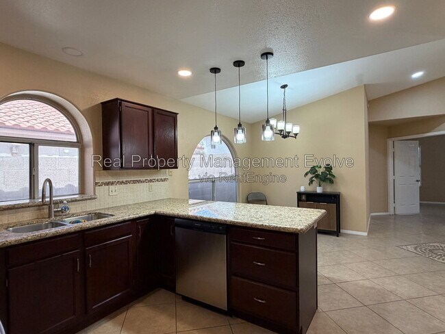 Building Photo - 7568 W Kerry Ln