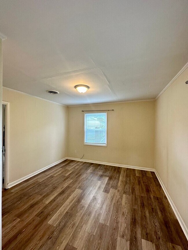 Building Photo - Renovated! Pre-Leasing for Fall 2026 3bd/2ba