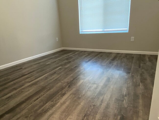 Building Photo - 412 S Longbranch Dr