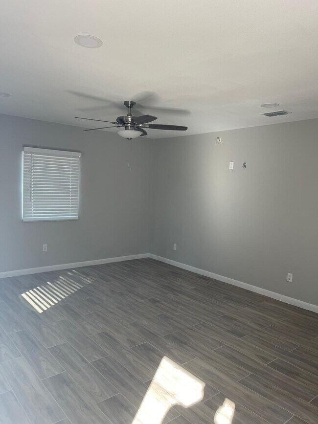 Two Bedrooms - 607 E Washington St