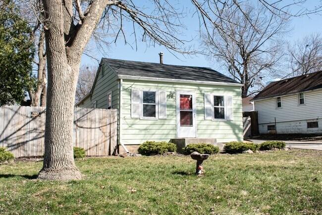 Building Photo - Cozy 1 Bedroom with 2 stall garage