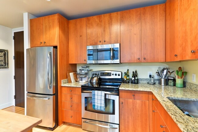 Building Photo - Gorgeous Light Filled Spacious Studio Blocks to King St Metro