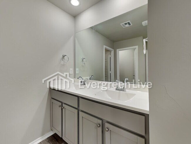 Building Photo - 3500 moraine dr