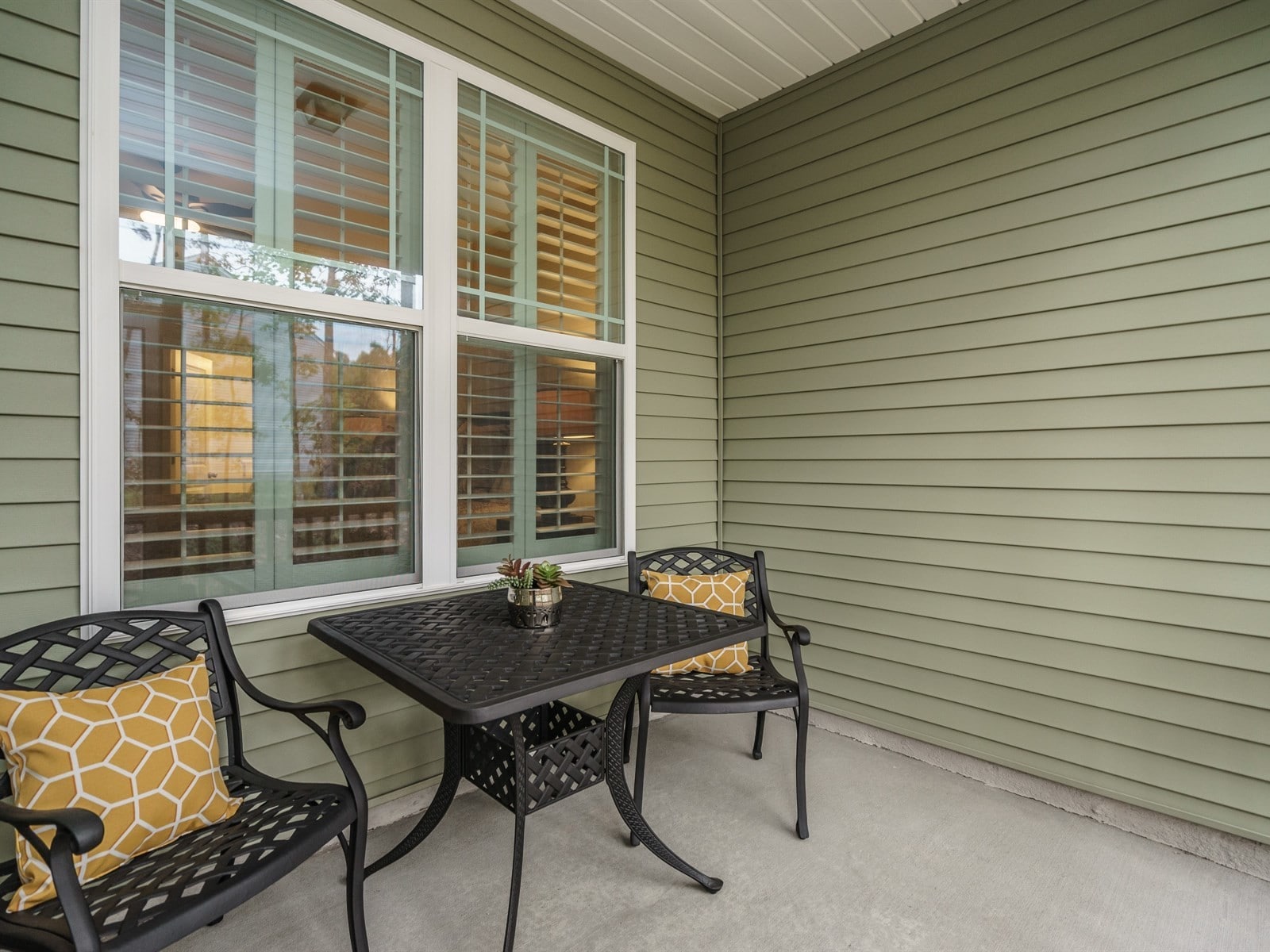 Screened Patio - 5447 Jessip St