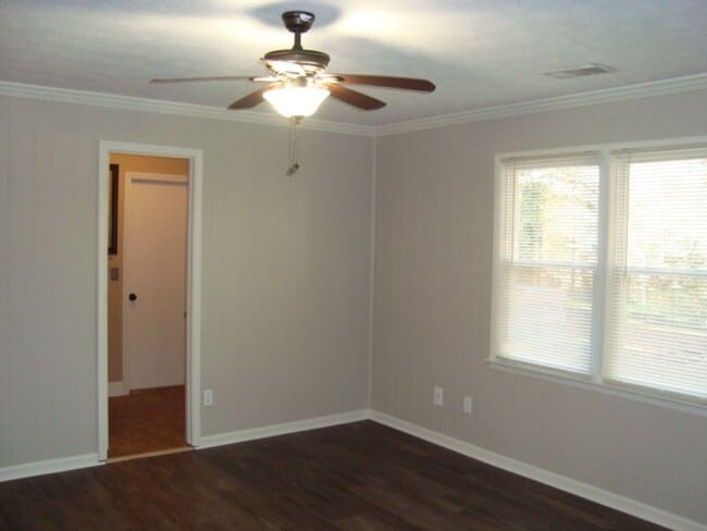 Building Photo - Renovated 4 bedroom available now to rent!