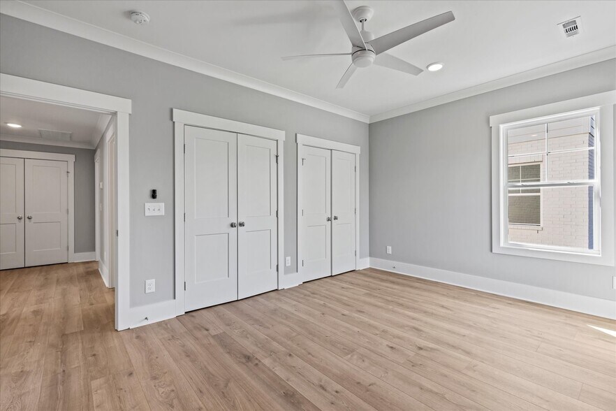 Building Photo - 321 Old Shackle Island Rd