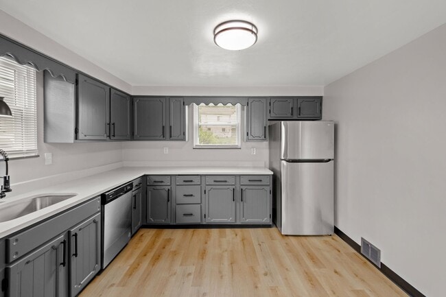 Building Photo - MOVE IN SPECIAL! SCORE HALF OFF 1ST MONTH'...