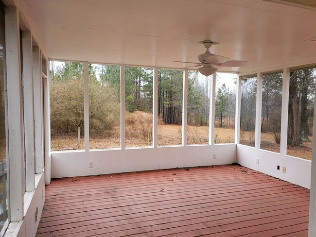 Building Photo - 3 bd/ 2 ba located MINUTES from Fort Bragg...