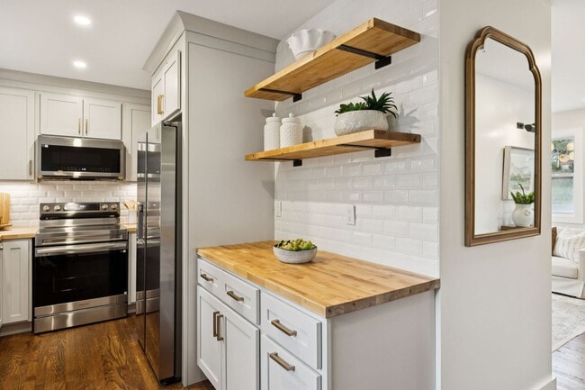 Building Photo - 215 Ash Dr