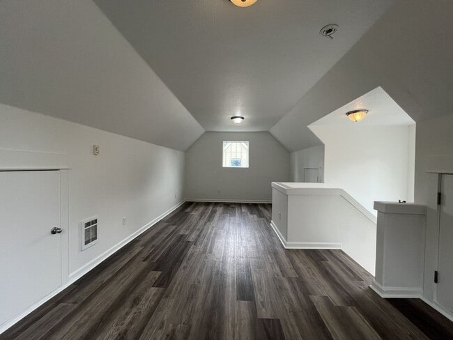 Building Photo - Bright End-Unit Townhouse with a Loft & Covered Patio