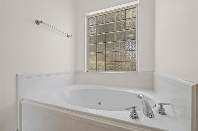 Building Photo - 27572 Claiborne Cir