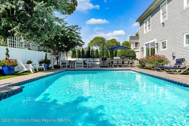 Building Photo - 2211 3rd Ave