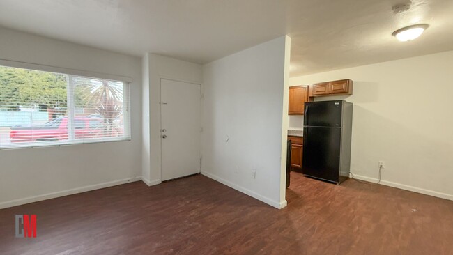 Interior Photo - 1704-1712 B Avenue