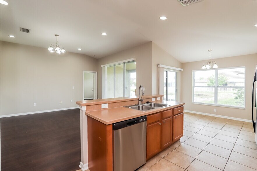 Building Photo - 6915 Runner Oak Dr