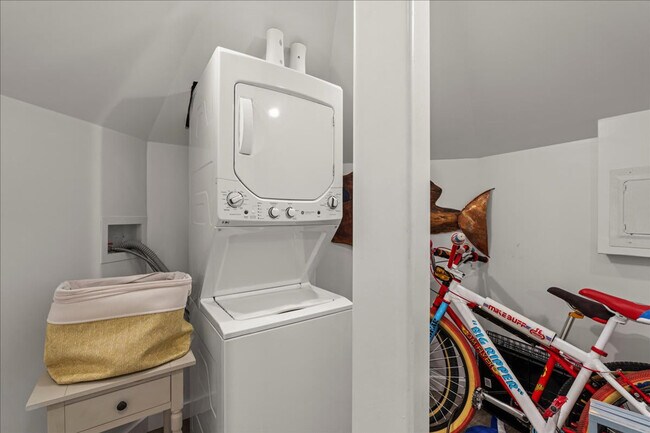 Building Photo - 2041 Deer Island Rd