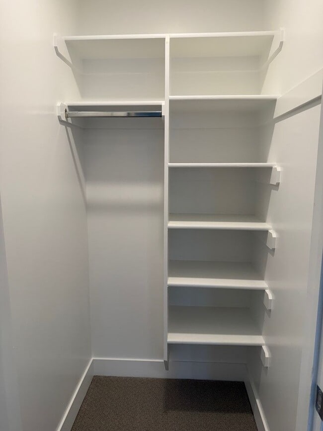 Building Photo - Beautiful townhome