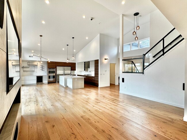 Building Photo - 6 BR / 4 BA – 4,100 SQ FT with Patio, Full...