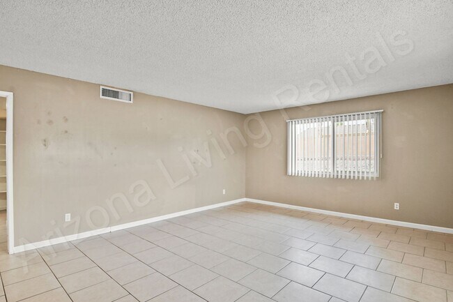 Building Photo - 703 Desert Glen Dr