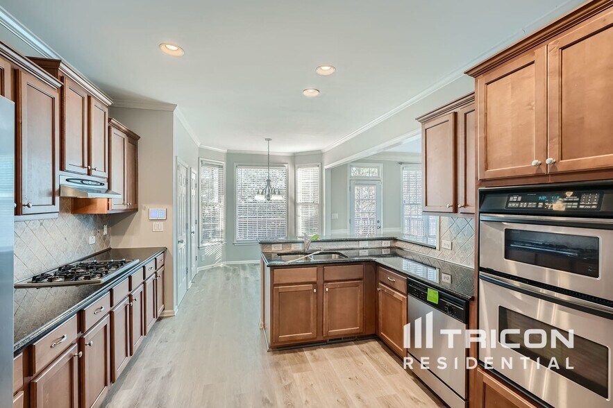 Building Photo - 6033 Queens River Dr