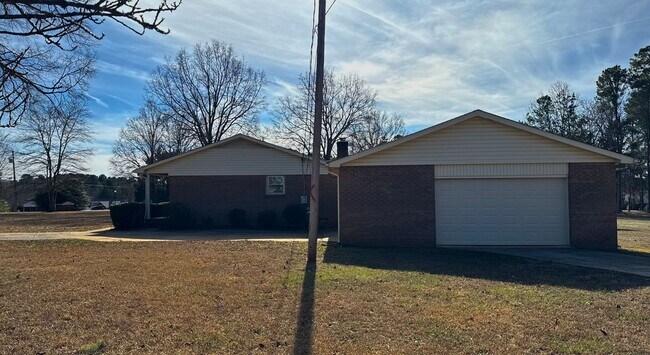 Building Photo - Lovely 3-Bedroom, 2-Bathroom Ranch