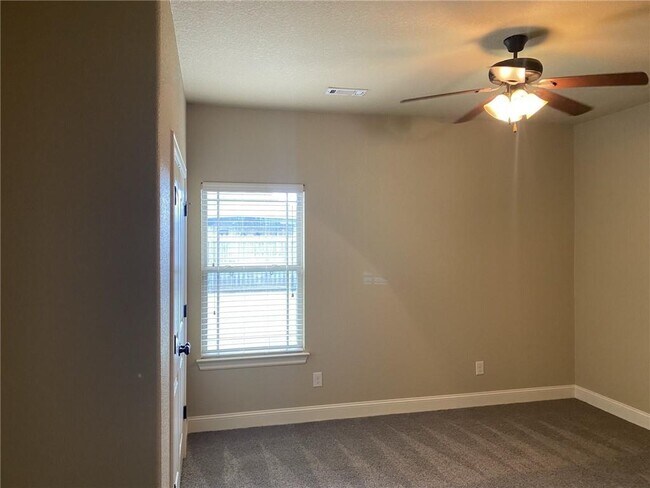 Building Photo - 6202 W Sage Dr