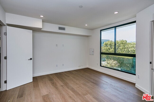 Building Photo - 328 N Maple Dr