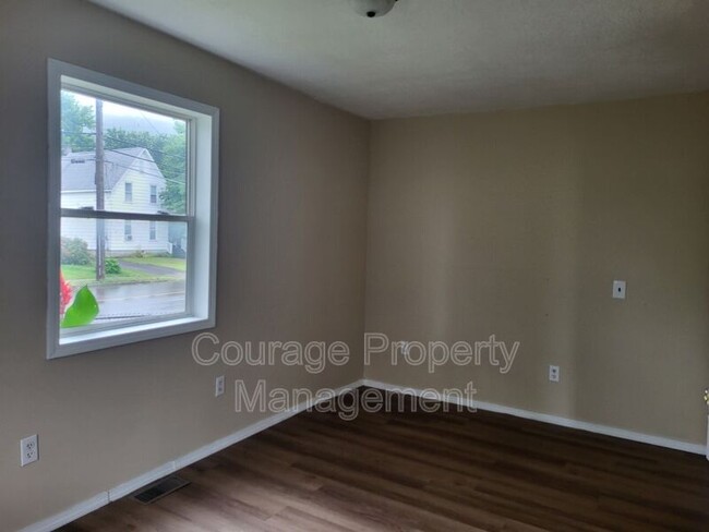 Building Photo - 326 Woodview Ave