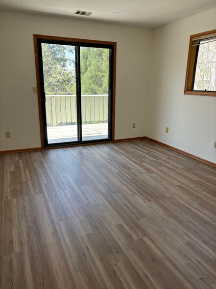 Building Photo - 24064 Grandview Dr
