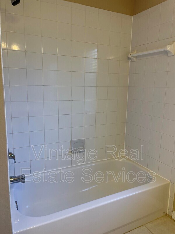 Building Photo - 1930 Grenville Ct