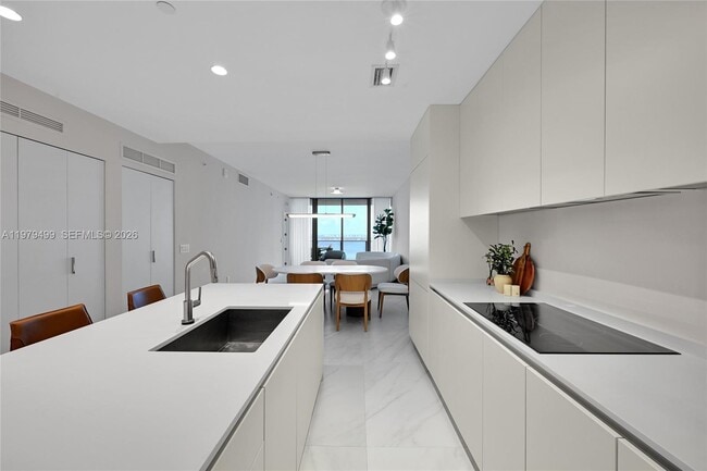 Building Photo - 700 NE 24th St