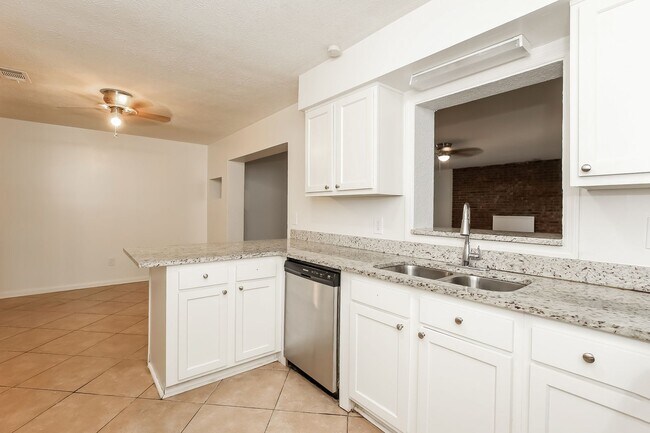 Building Photo - 3 BR/2BA | Newly Renovated Single Family Home |  Front and Back yard | In Jacksonville!