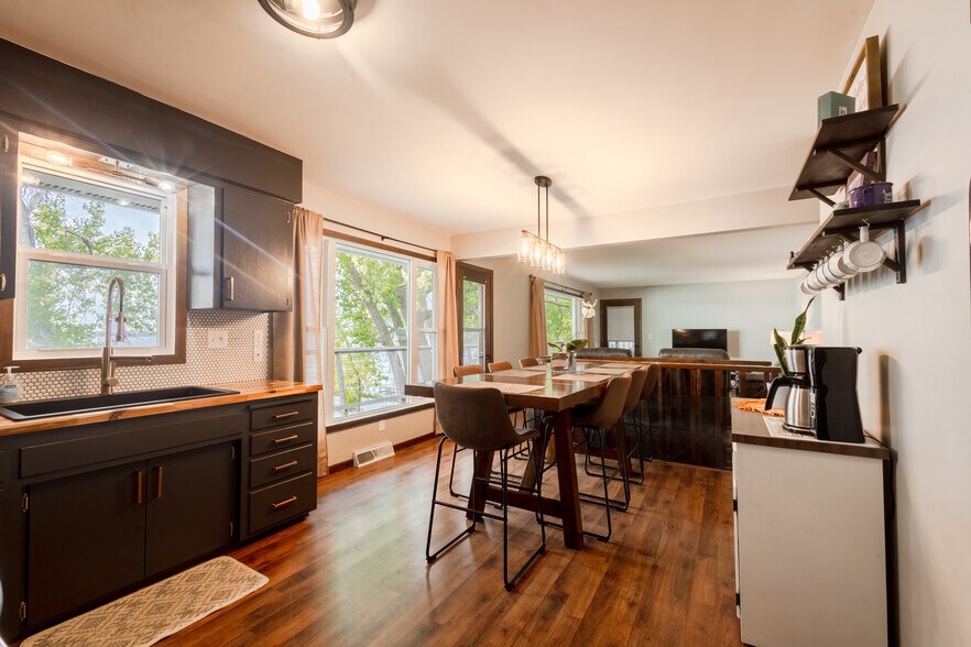 Building Photo - 6806 Sunset Strip NW