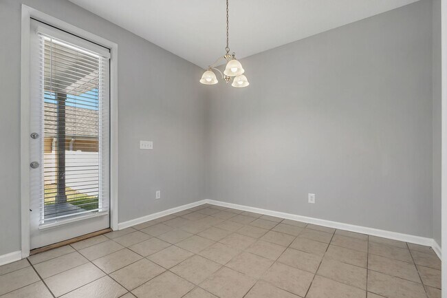 Building Photo - Southwood Townhome with Community Pool