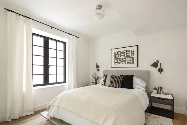 Building Photo - 245 E 78th St