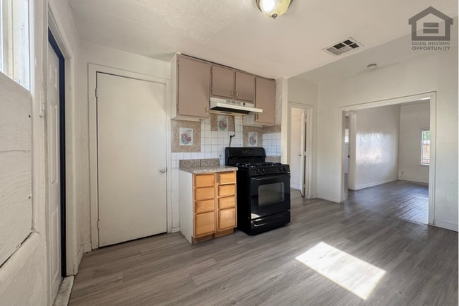 Building Photo - 2Bed/1Bath Apartment at Camelback Rd/Central Ave! Ready for Immediate Move-In! – NO HOA!