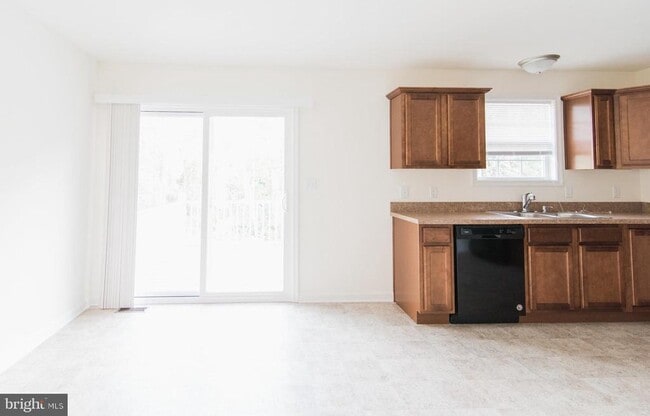 Building Photo - 10 Breezewood Dr