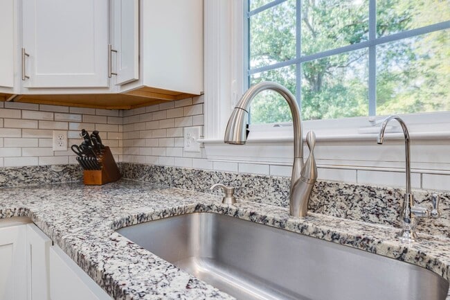 Building Photo - Immaculate Townhouse with Finished Basement