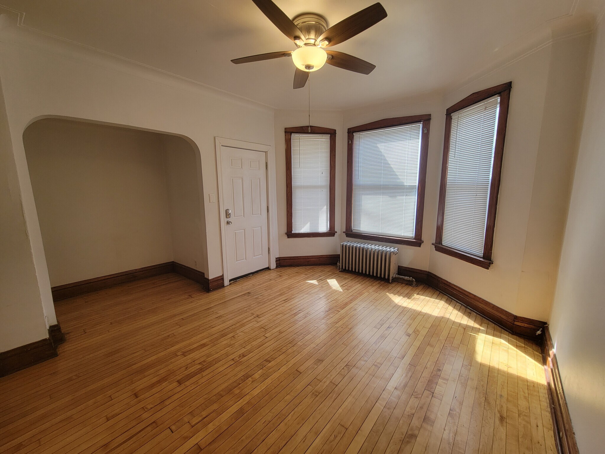 Building Photo - 3051 N Leavitt St