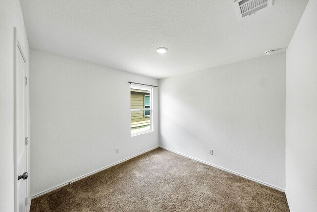 Building Photo - Up to 1 Month of FREE RENT!!!