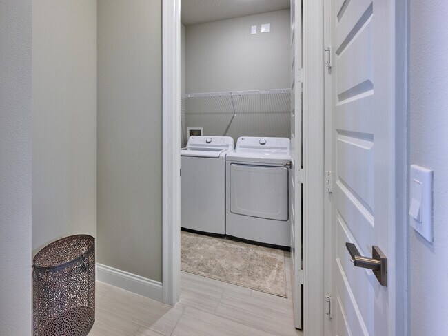 Building Photo - 8960 Dahlia Cir