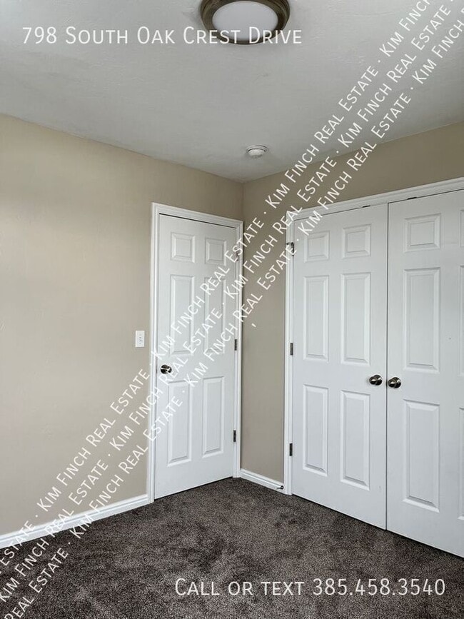 Building Photo - 798 S Oak Crest Dr