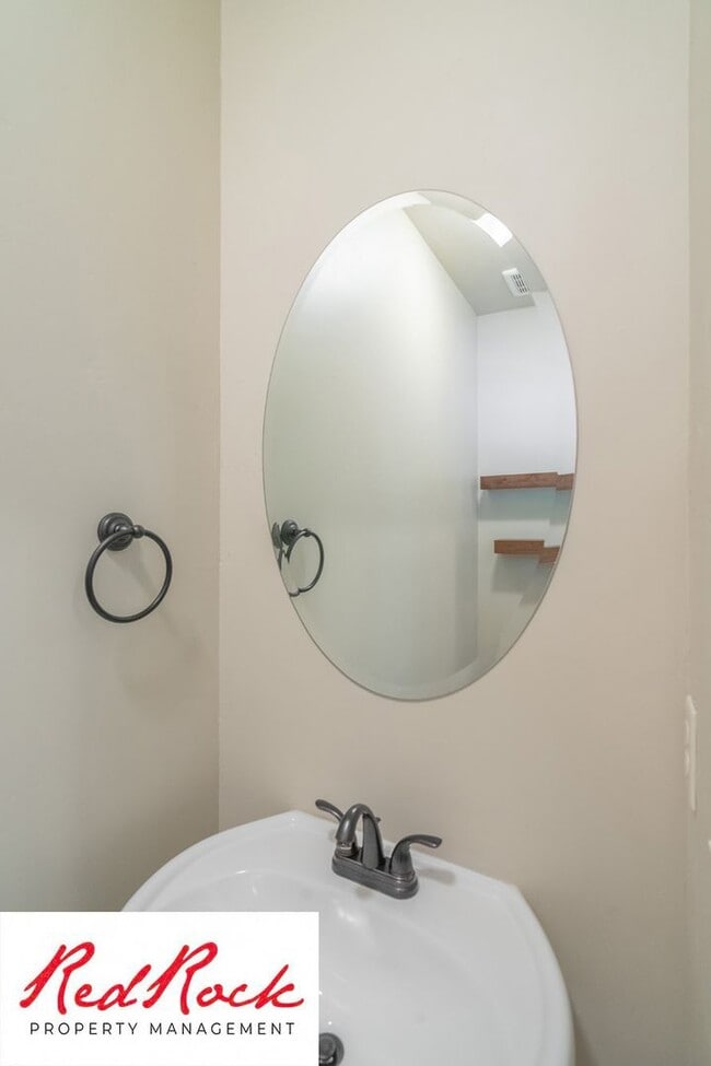 Building Photo - Lovely townhome with Community Pool!