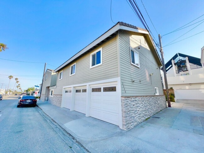 Building Photo - Peninsula Living just steps to the Beach - Garage included