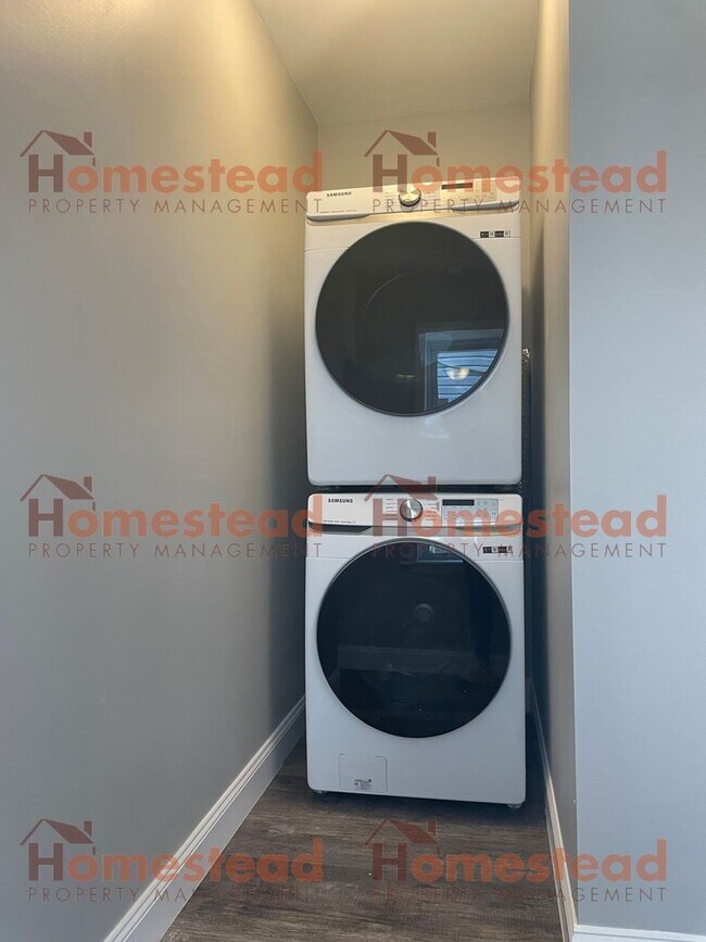 Building Photo - 806 DeKalb St