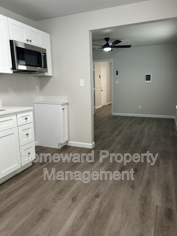 Building Photo - 407 N Justin Ave