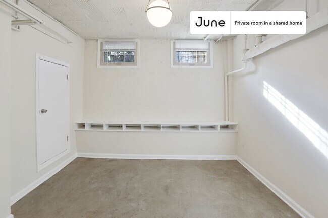 Building Photo - Room in Shared 5 bed/2 bath home