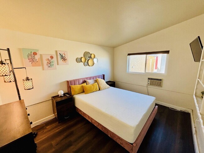 Building Photo - 4 bedrooms, 2 kitchens, 2.5 bathrooms, lau...
