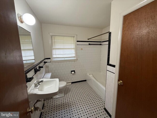 Building Photo - 117 Courtland Dr